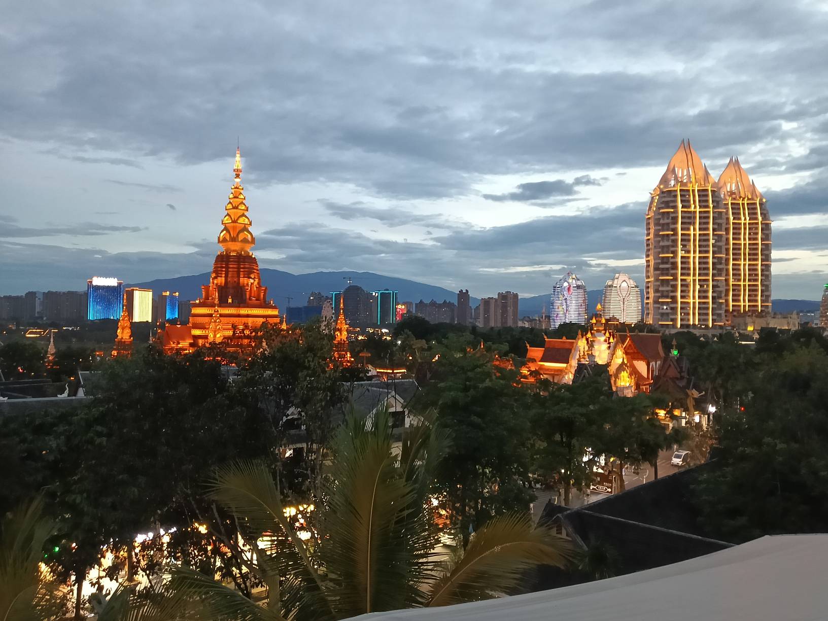 这夜景美x了，老哥们猜我在哪里






56 / 作者:一条小麻蛇啊 / 