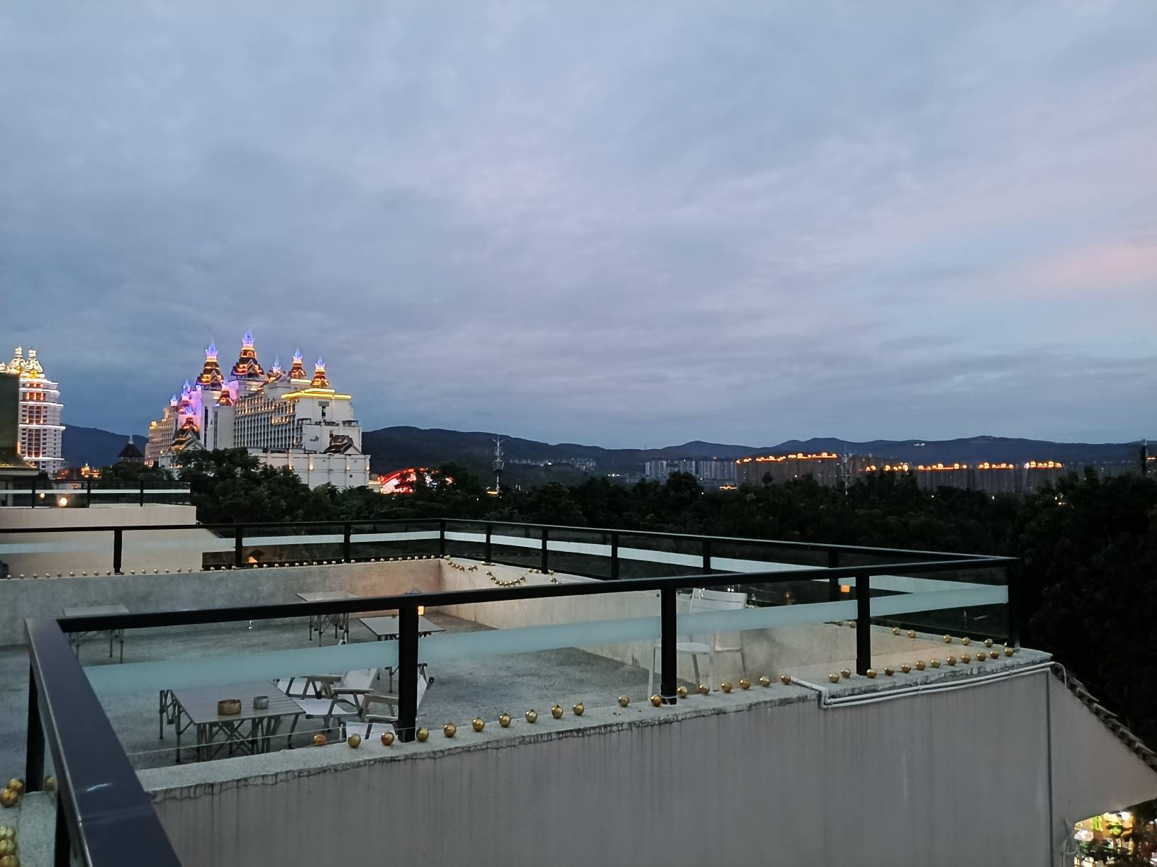 这夜景美x了，老哥们猜我在哪里






90 / 作者:一条小麻蛇啊 / 