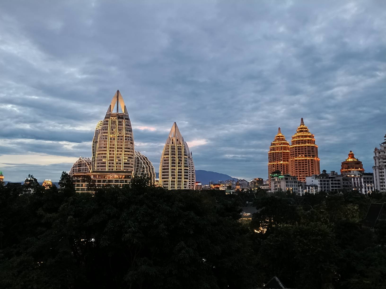 这夜景美x了，老哥们猜我在哪里






19 / 作者:一条小麻蛇啊 / 