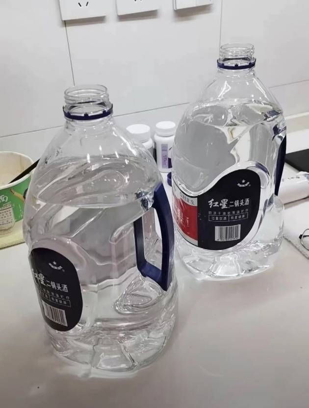 去超市买水  没注意 买成二锅头了

3 / 作者:我真的不想撸毛 / 