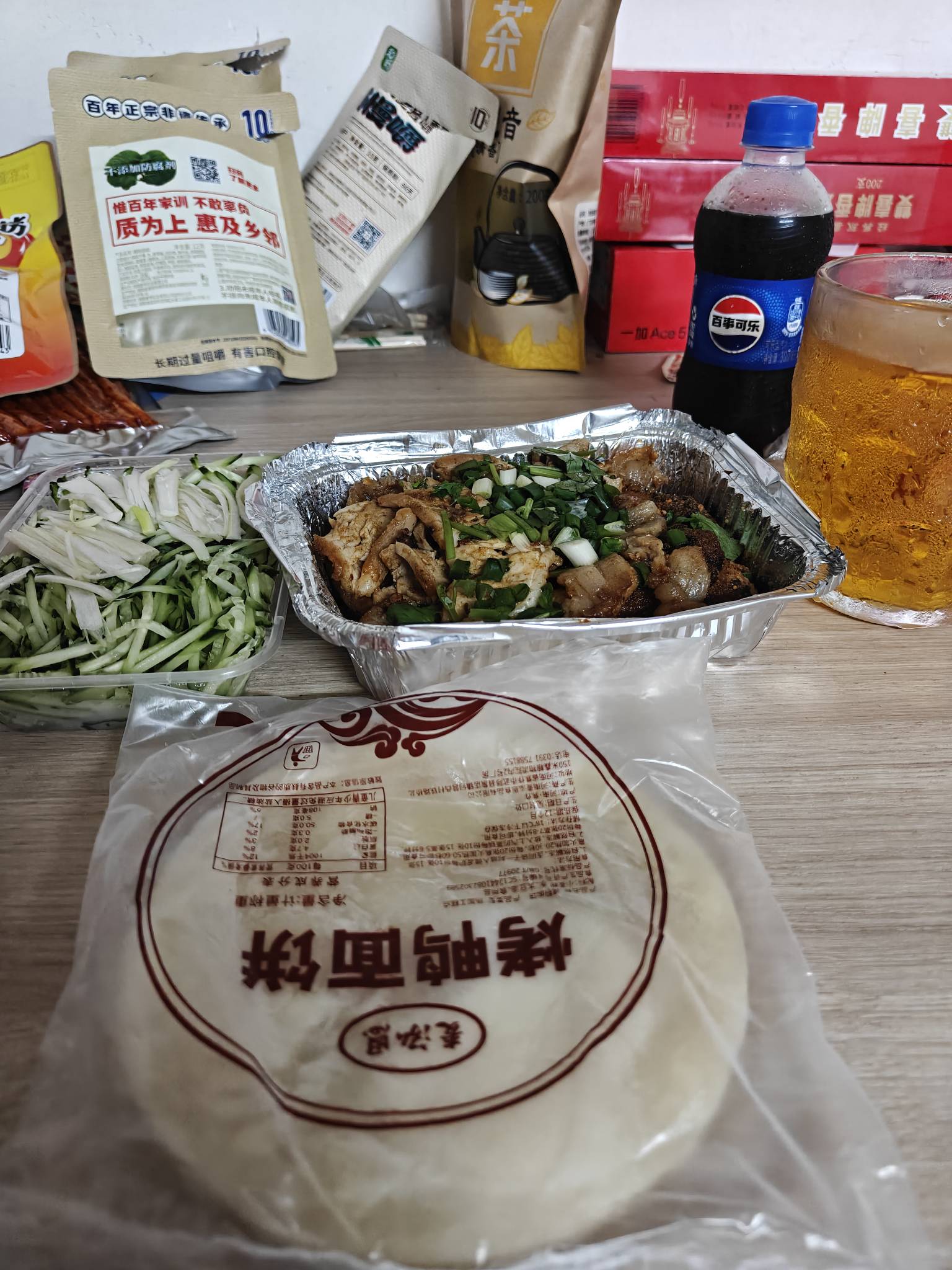这天气点个夜宵都没胃口吃 开空调电费一个月得多交好几百 只能偶尔开一会

32 / 作者:拾荒的老头丶 / 