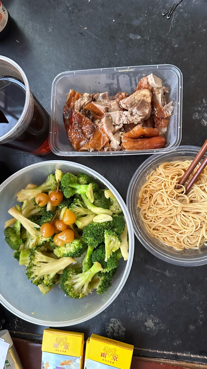 好多天没吃饭了，有条件的话我要找个农贸市场附近的挂壁房，天天去捡点菜叶吃

18 / 作者:不知明的靓仔 / 