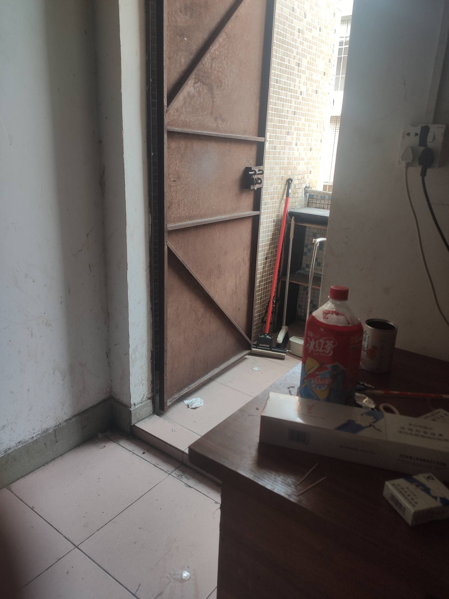 顶楼没空调加西晒，真的不会热死吗

43 / 作者:云边有个挂壁仔 / 