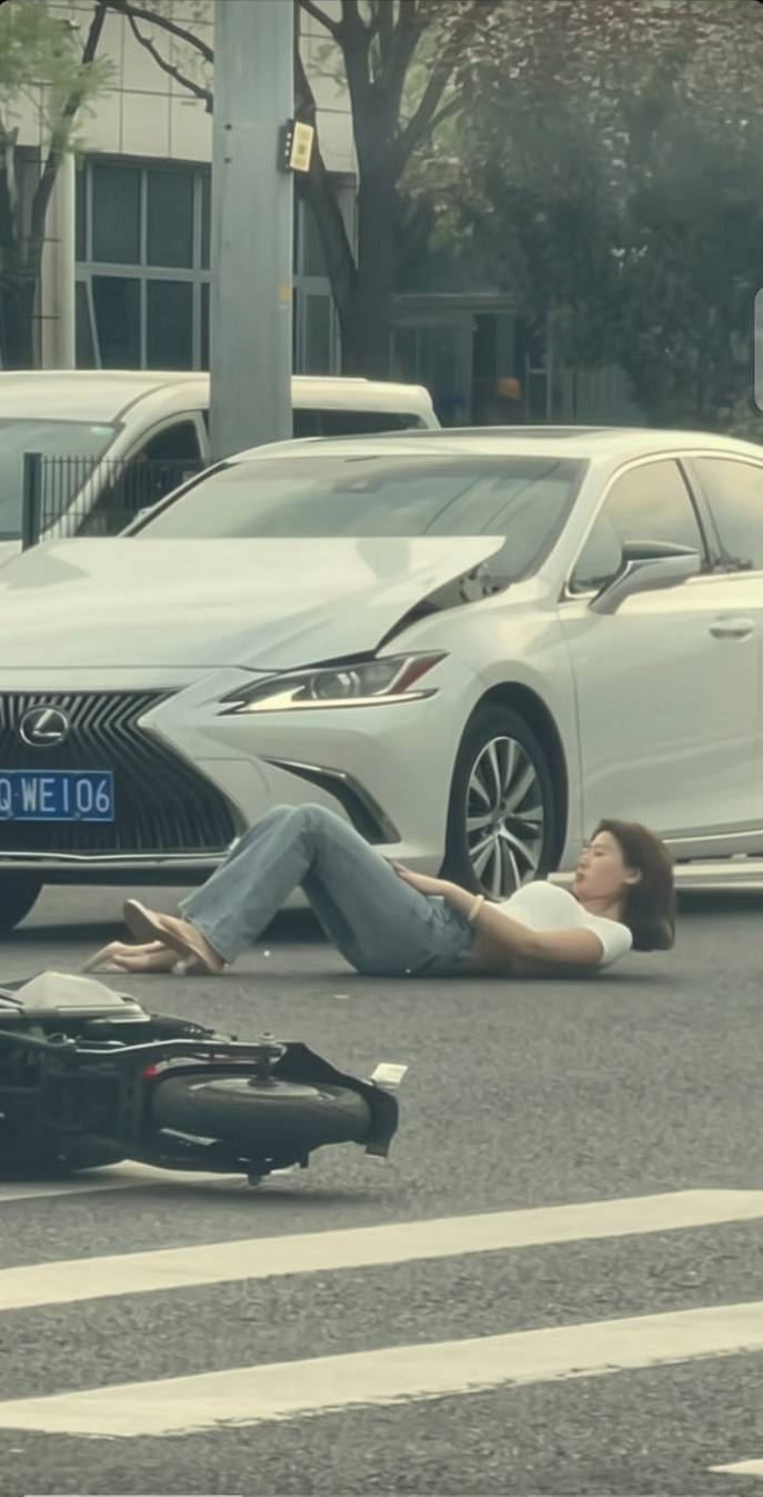 老哥们，粗大事了，遇到交通事故，要不要过去扶一下，好像起不来了

1 / 作者:红菜苔 / 