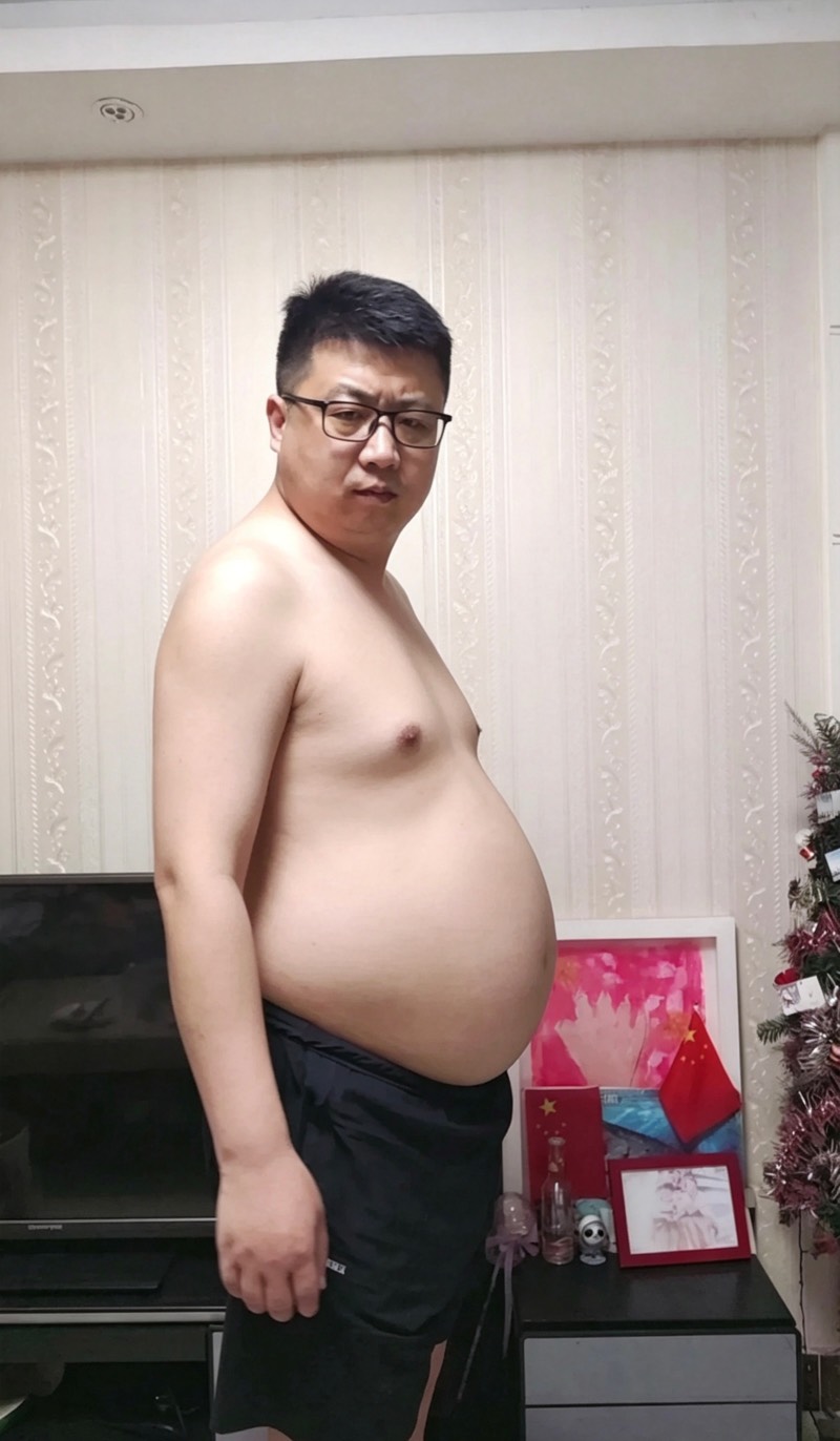 老哥天天喊饿，背地里肚子搞得比谁都大

61 / 作者:不知明的靓仔 / 