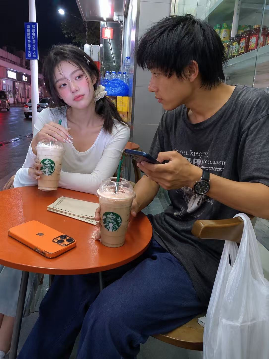 不会真有人挂b穿个拖鞋坐在别人便利店外面吧？我反正受不了别人异样的眼光
44 / 作者:农行上海支行 / 