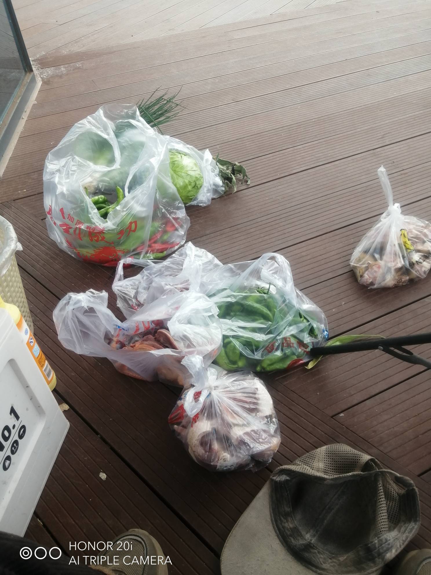 上海兴业抢光了，
大哥请客买菜错过了，一个人吃250元菜





86 / 作者:卡农新来的 / 