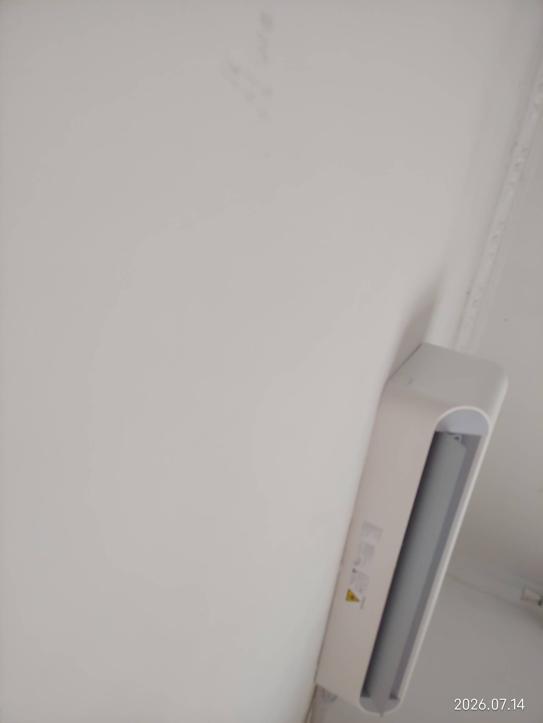 这天只能呆空调房里说好的威哥没有来，天气突然暴热起来了

43 / 作者:红菜苔 / 