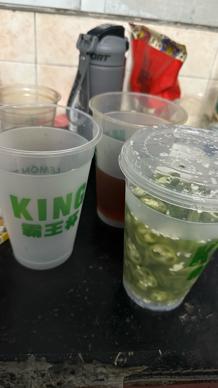 鄰里的杯子真的好用，还耐高温，直接倒开水进去都不变形，盖上盖子密封性还好，直接当87 / 作者:不知明的靓仔 / 