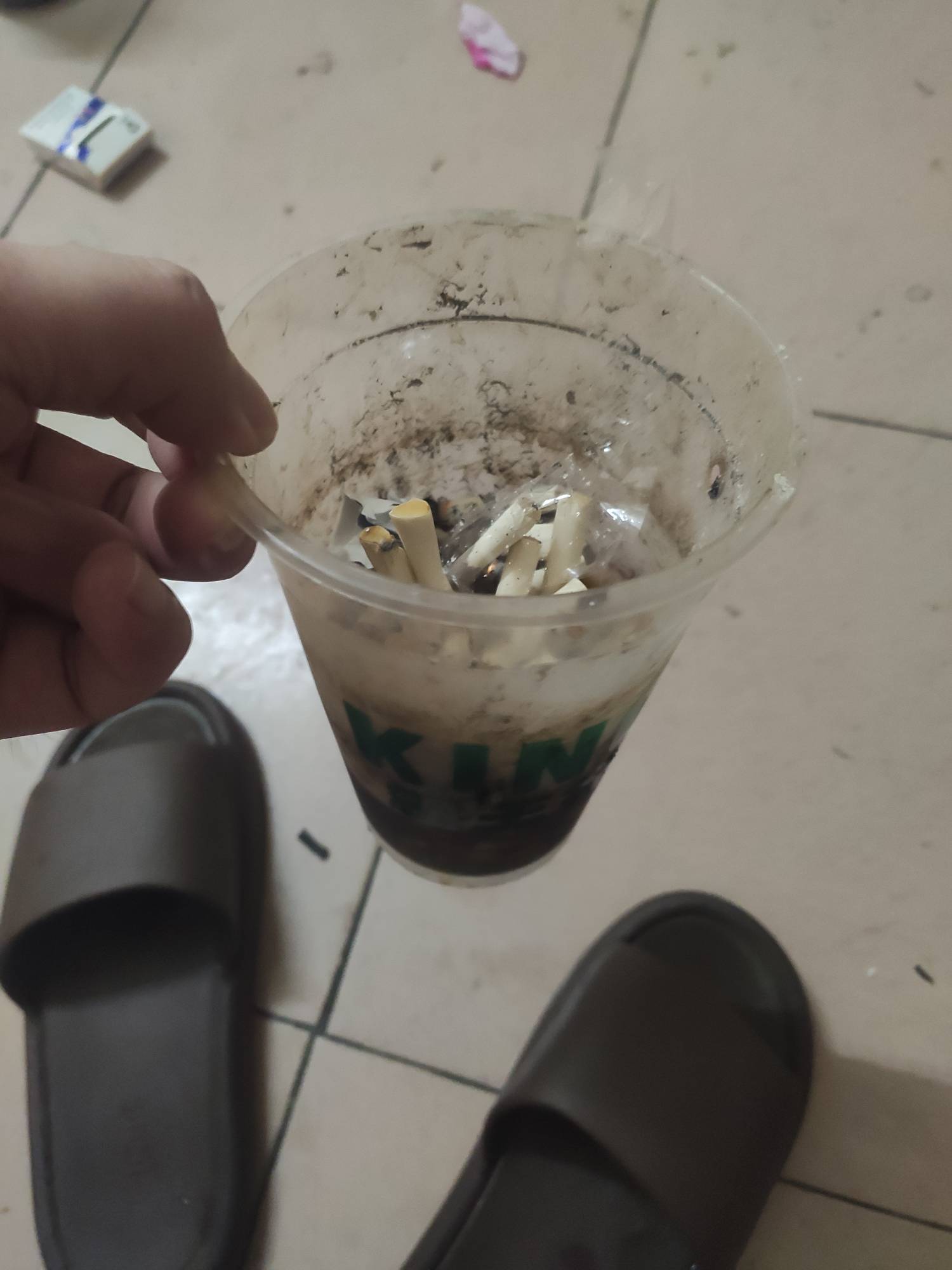 鄰里的杯子真的好用，还耐高温，直接倒开水进去都不变形，盖上盖子密封性还好，直接当55 / 作者:云边有个挂壁仔 / 