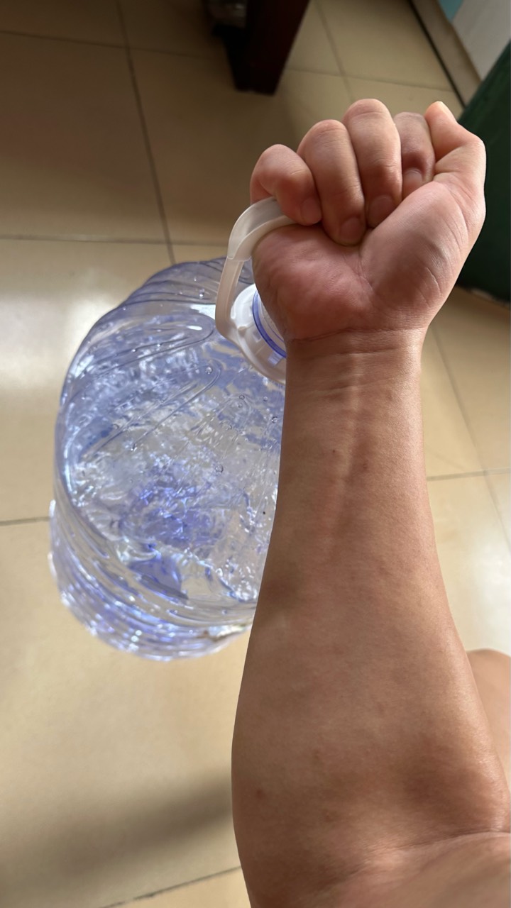 别抱怨没器材，想爬起来拿个桶装满水也能举。最好的自练俯卧撑什么都不需要，练整个人52 / 作者:不知明的靓仔 / 