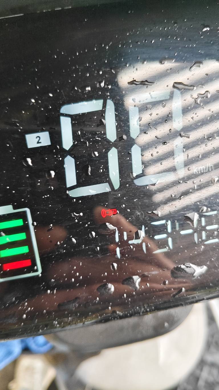 吓死我了，刚下班回来路上又是下雨时候，等红绿灯时，我一松开刹车车就自己串，然后我15 / 作者:卡农大家长 / 