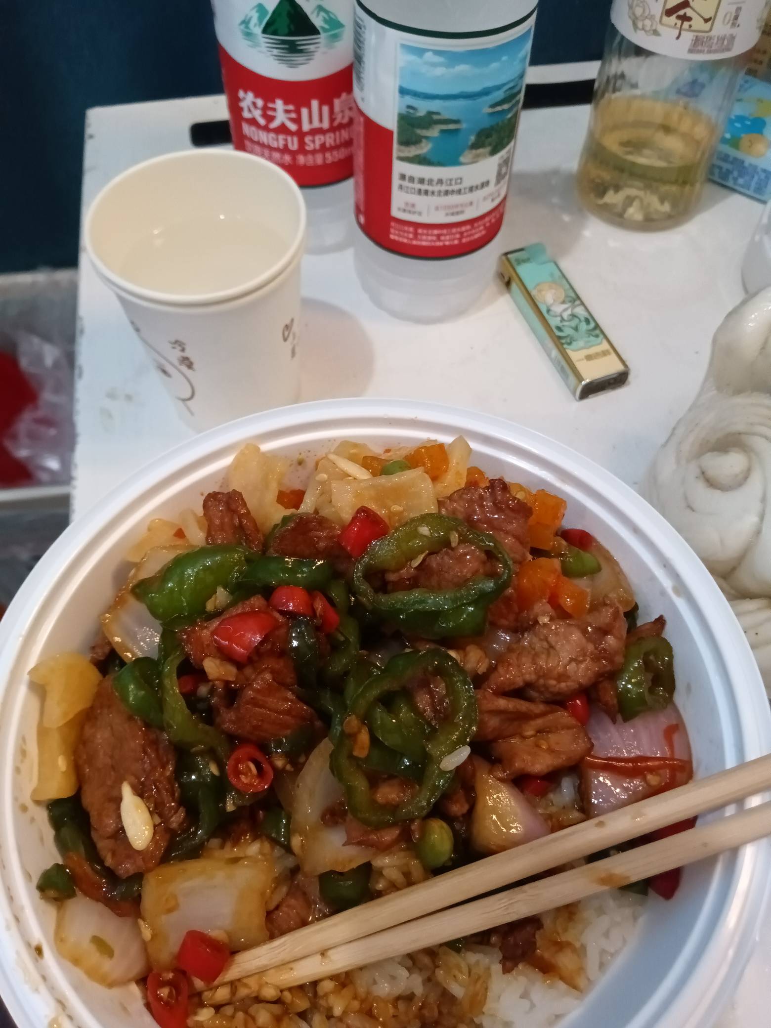 一份盖浇饭，半斤酒，喝完继续睡，挂壁的日子就是舒服

30 / 作者:口味王 / 