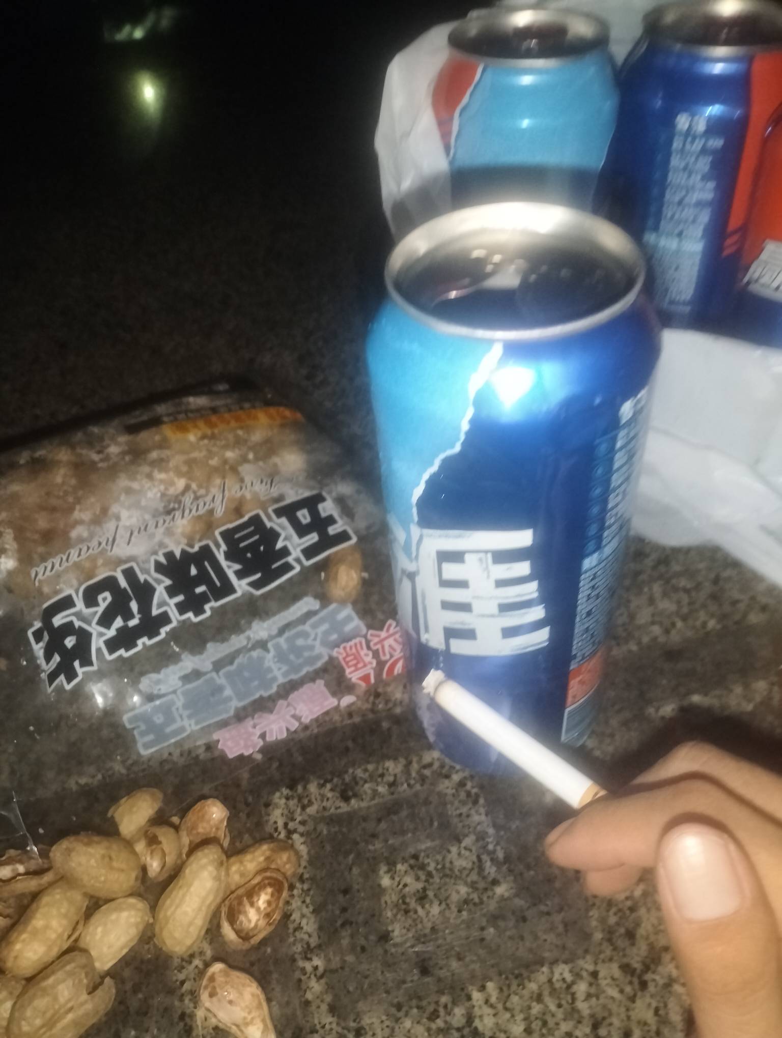 绝望了，看到老哥们住豪宅，顿顿大鱼大肉，我只能躲在阴暗潮湿的公园里，剥两颗过期花29 / 作者:尛•牛•蛮 / 