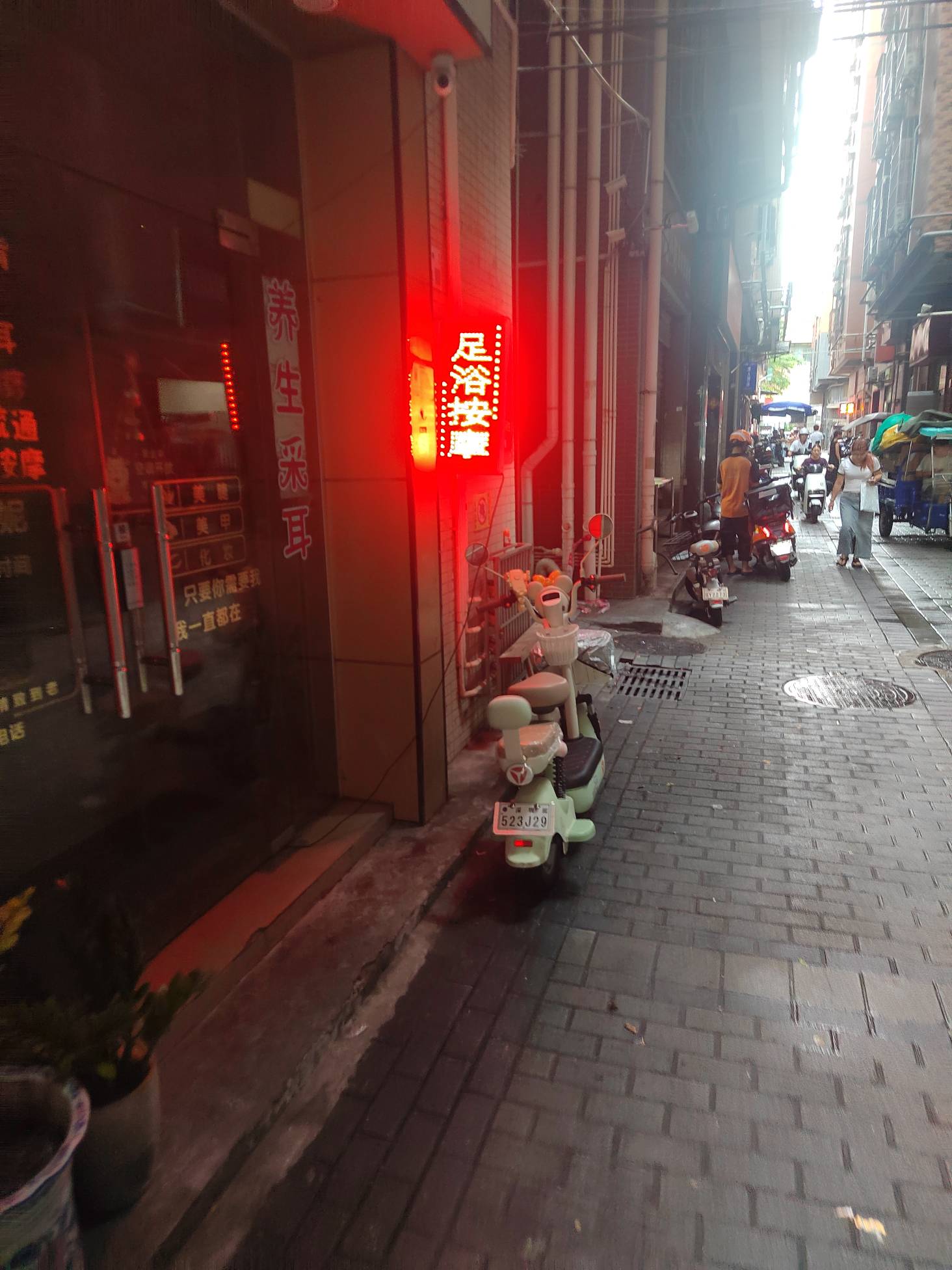 老哥们，这种里面搞啥的？没进过这种店，在很偏的巷子里

53 / 作者:今年要发财 / 