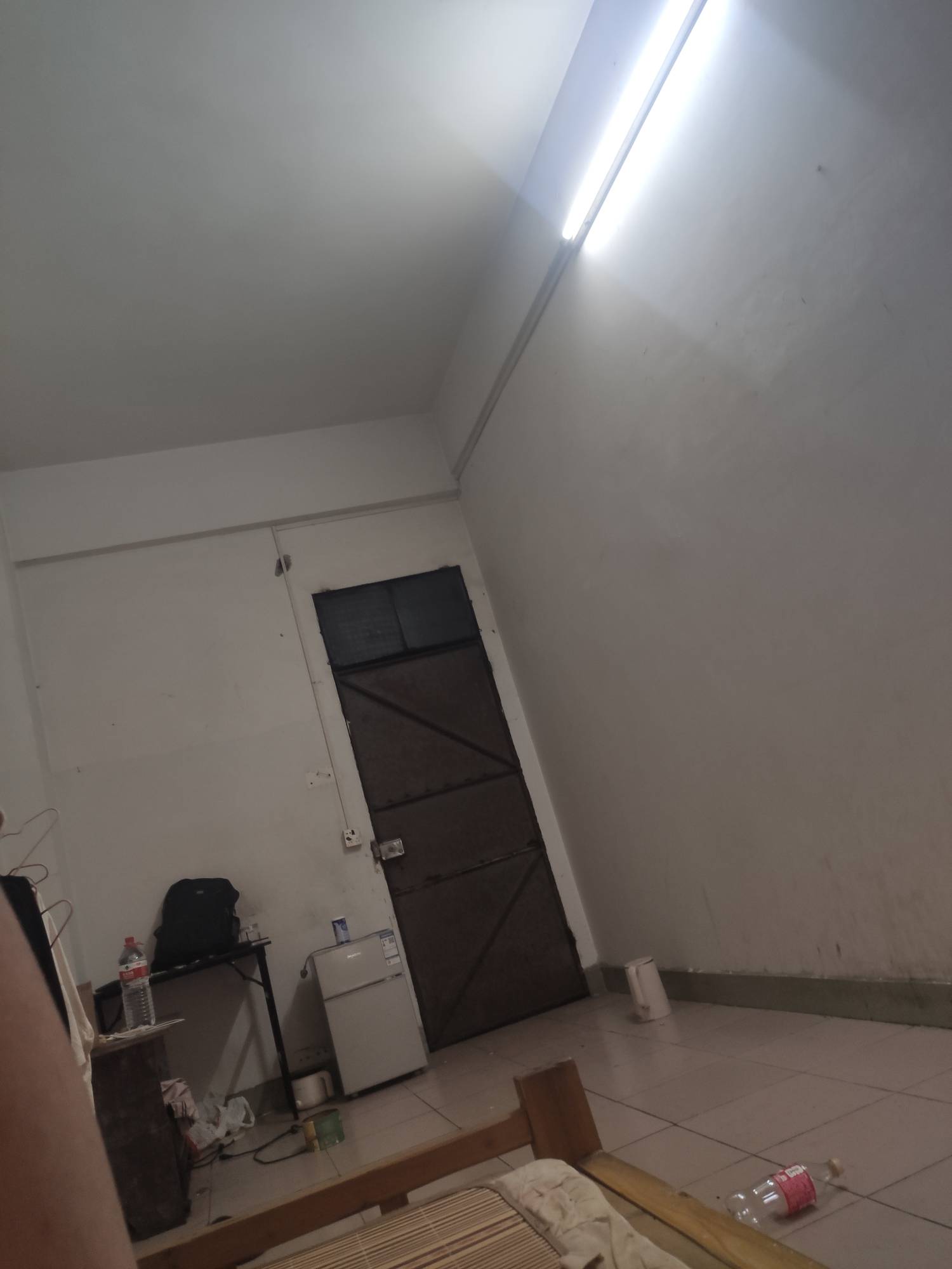 跑路了老哥们

81 / 作者:云边有个挂壁仔 / 