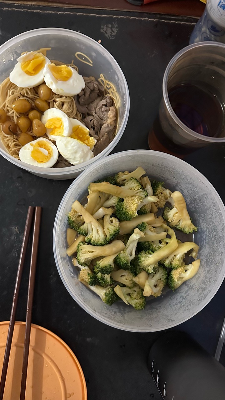 老哥怎么一天能吃下两顿饭的，中午吃完还没饿，这会又到点吃了

40 / 作者:不知明的靓仔 / 