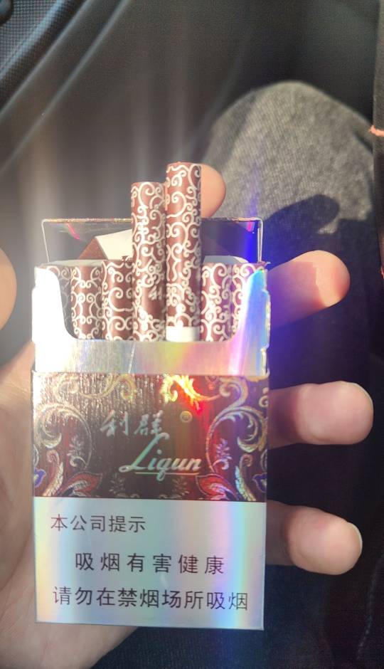 老哥请我抽利群 这个利群我好像确实没抽过不知道多少米一包的，我挂壁公园还是会遇到92 / 作者:挂壁老哥gg / 