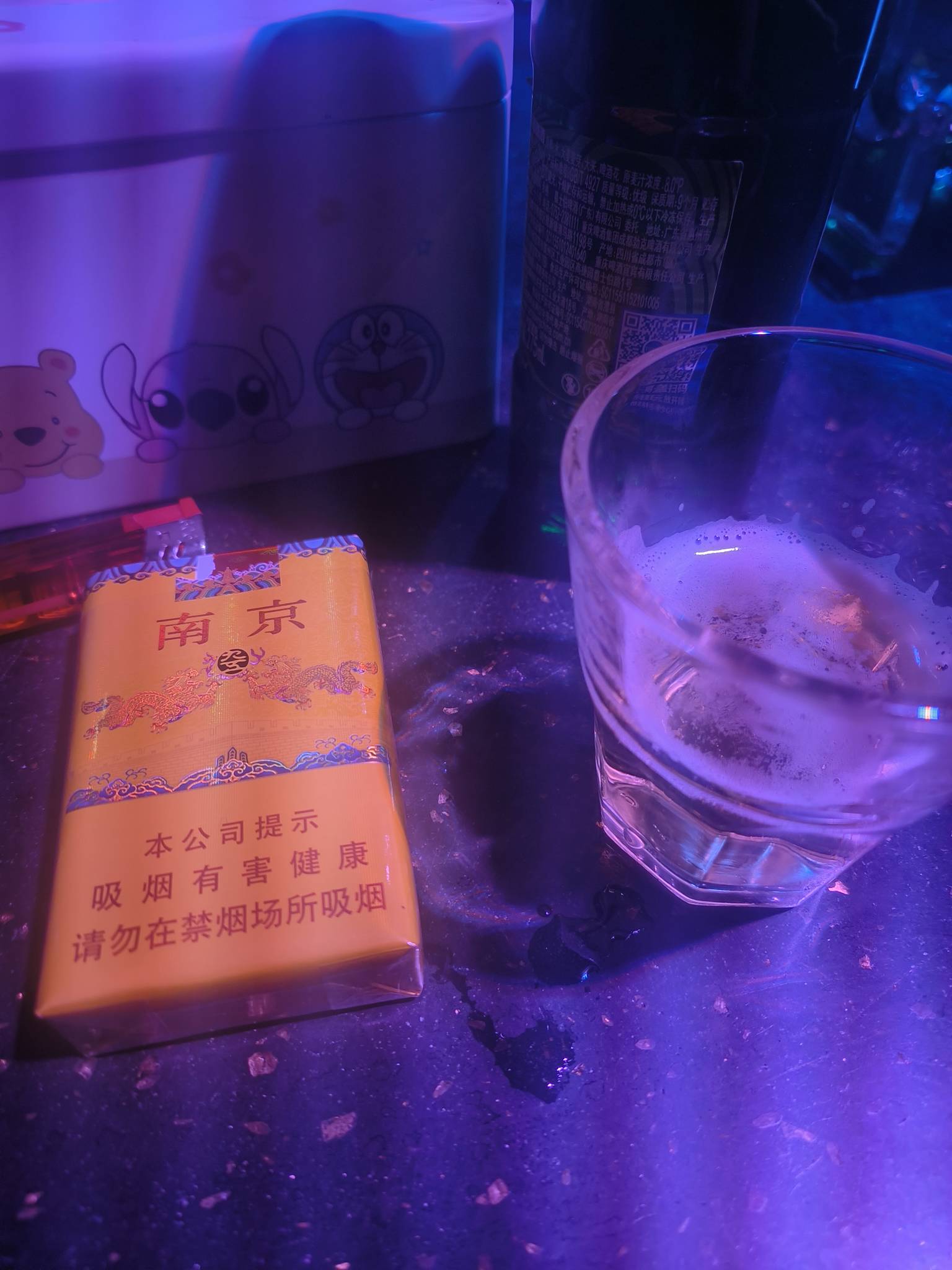 今晚喝的好舒服 老哥请客  问我抽什么烟 我说南京95  真爽快  老哥还喊了陪酒妹妹  今57 / 作者:挂壁老哥gg / 