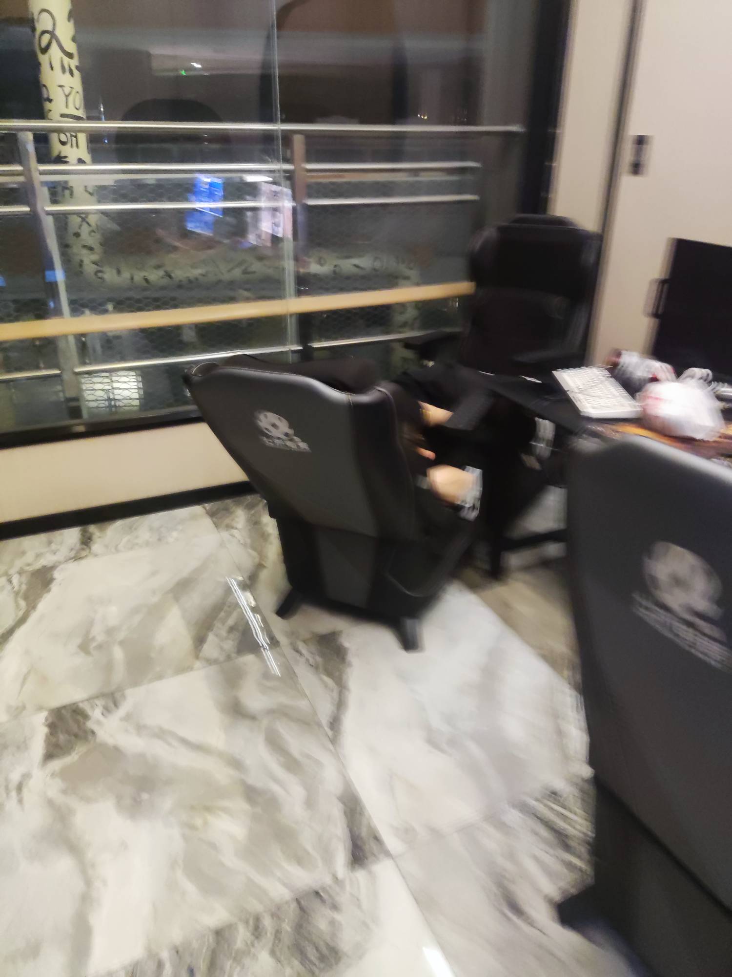 这几个老哥聪明啊，找个商场就是一顿躺，有免费的空调吹，到处都是插座可以充电，这不96 / 作者:麻将糊了333 / 