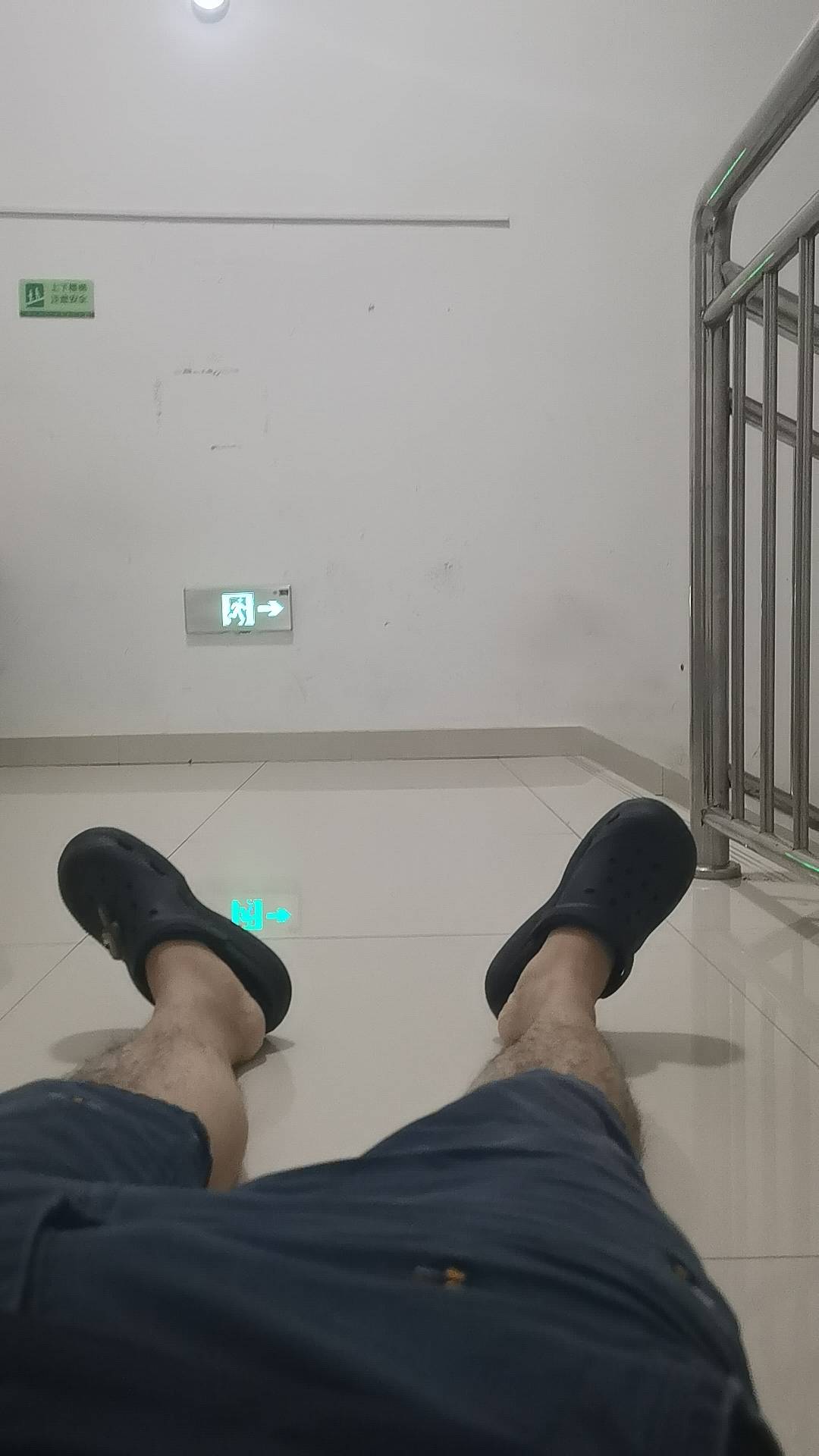 不知所措挂壁了 也没单子羊毛 活着好累挂壁楼梯间了 没地方去了

46 / 作者:可不可以再爱你 / 