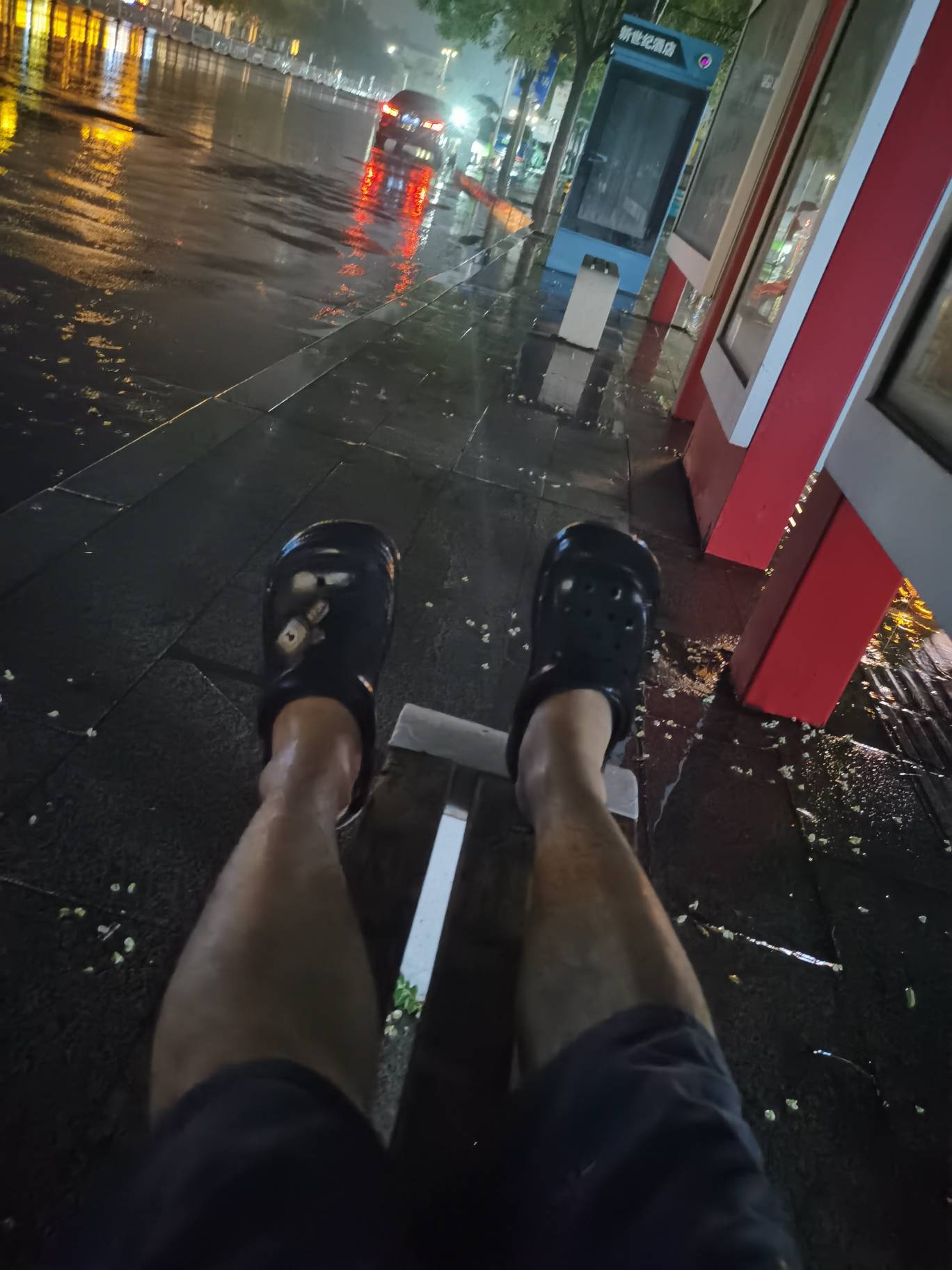 下雨了 没地方去了 公交站台待一会 网吧不让我待 肯德基让坐着 不让躺着 也难受 卡农12 / 作者:可不可以再爱你 / 