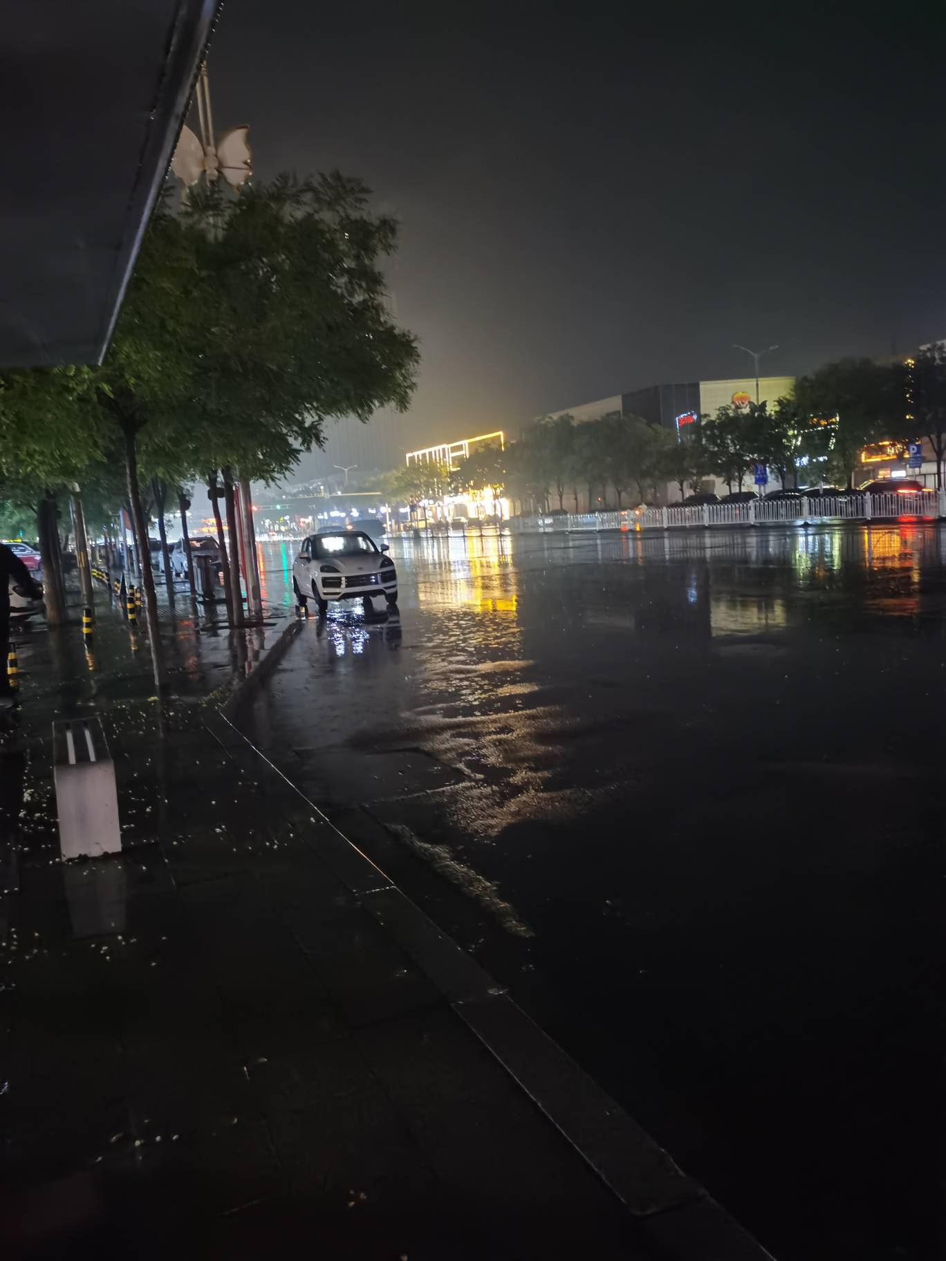 下雨了 没地方去了 公交站台待一会 网吧不让我待 肯德基让坐着 不让躺着 也难受 卡农97 / 作者:可不可以再爱你 / 