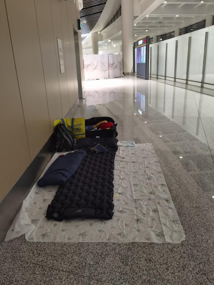 又要被老哥们嘲笑了，无路可走只能找个地方打地铺，希望今天晚上蚊子别咬我

55 / 作者:想吃菠萝包 / 