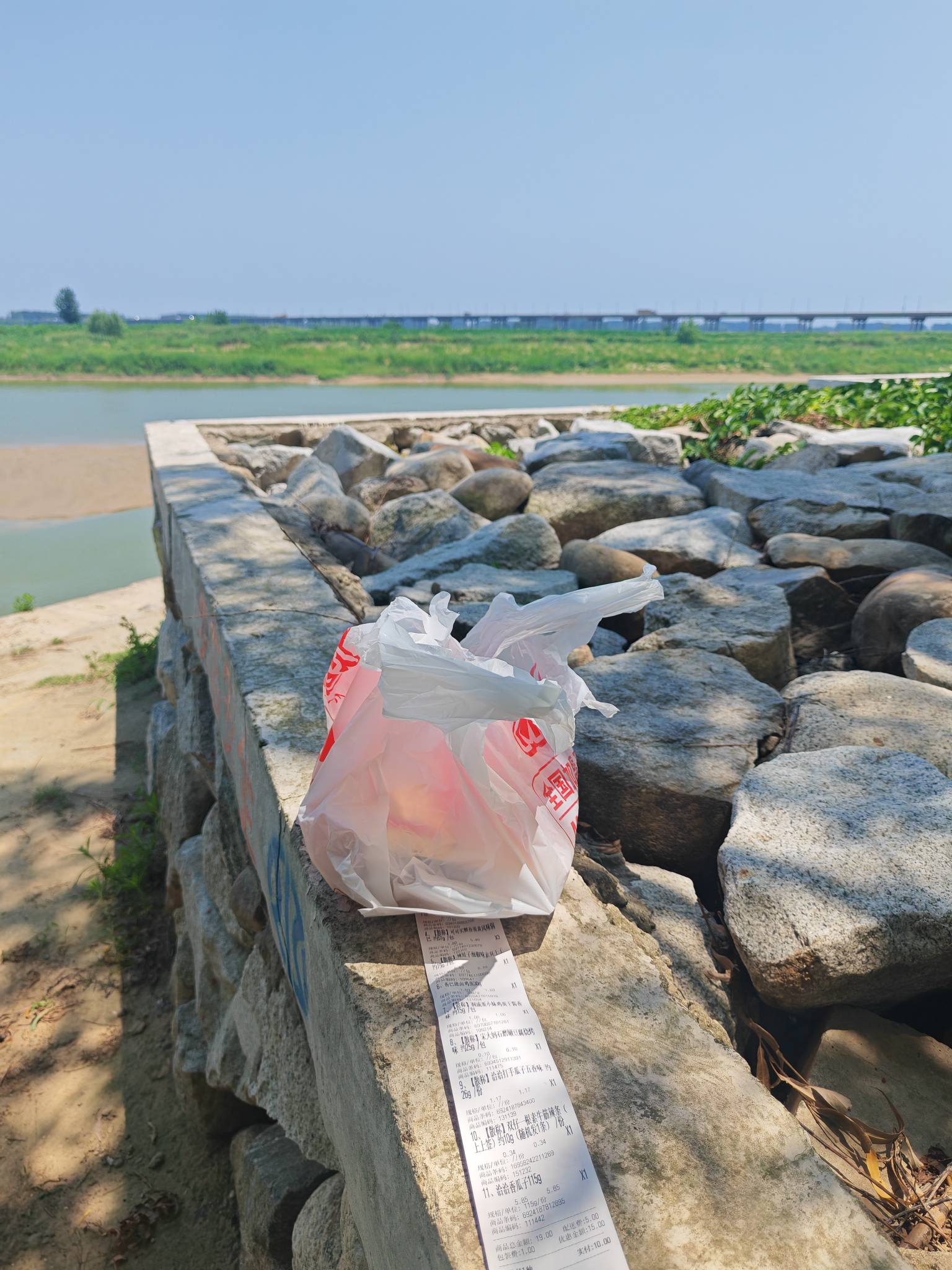 10元购一鸣一堆零食，网咖虽凉快消费太高，坐着吹着小海风吃着零食，也是享受
一会回95 / 作者:你我已入账 / 