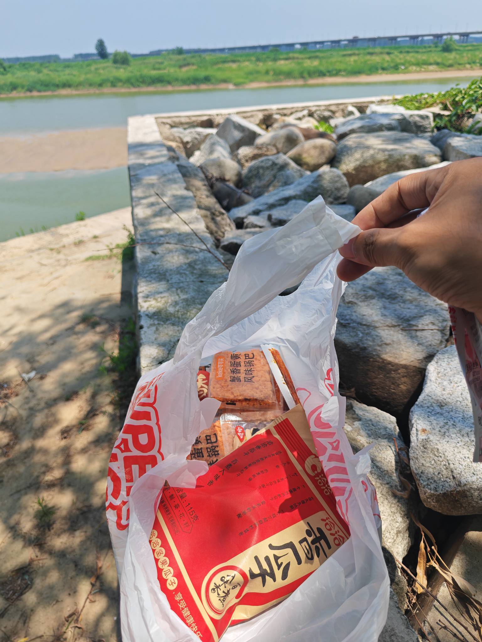 10元购一鸣一堆零食，网咖虽凉快消费太高，坐着吹着小海风吃着零食，也是享受
一会回31 / 作者:你我已入账 / 