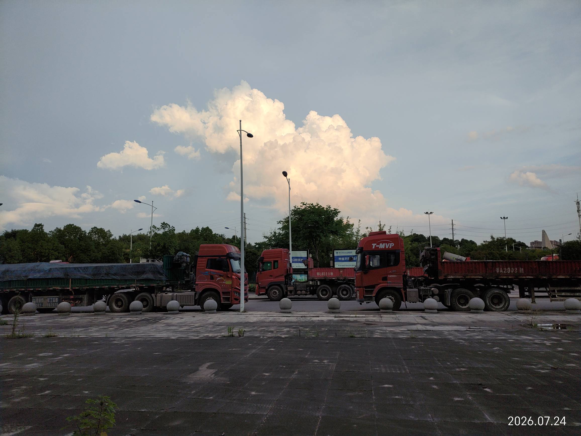 老哥们，现在和别人一起跑货车，有货的时候出去跑几天，没货时候就休息来卡农看看，反55 / 作者:红菜苔 / 