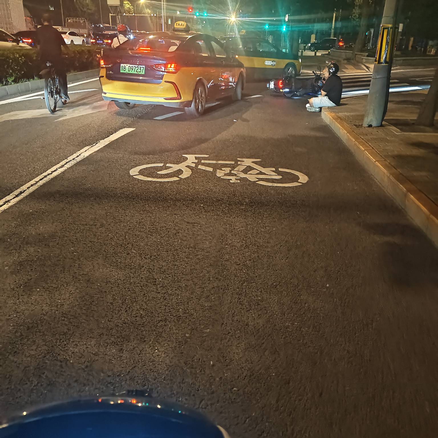 这个老哥在路上超我车，结果下个红绿灯看他坐那里了...

91 / 作者:卡农咚咚 / 