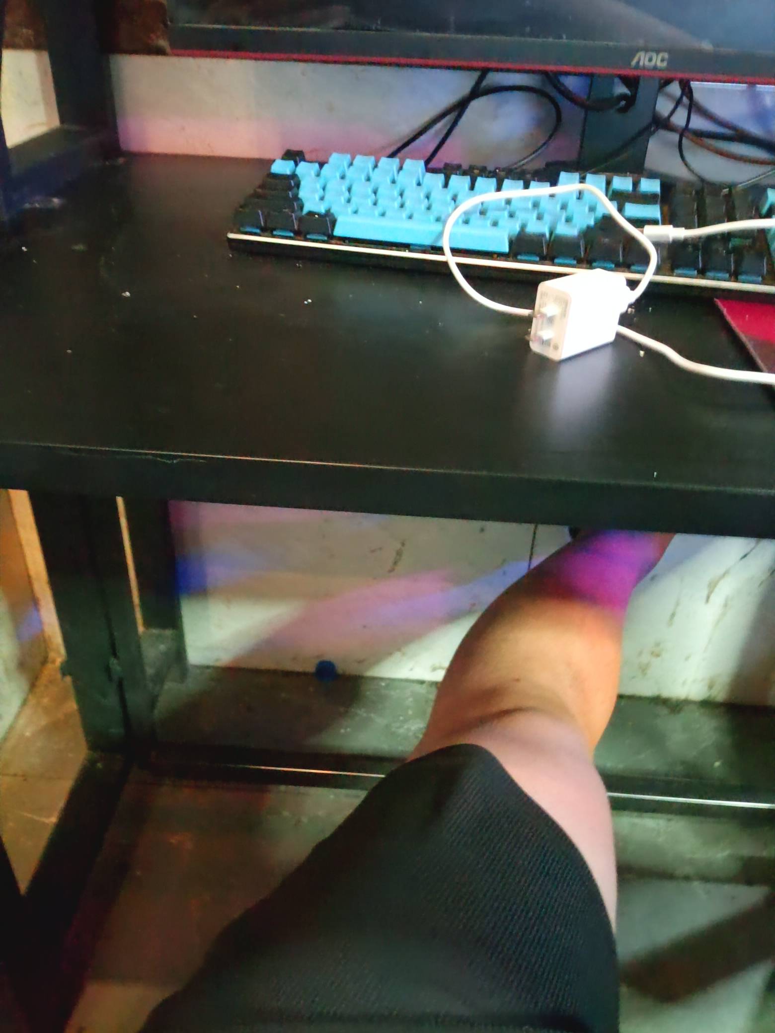 流浪网吧的第十三天，今天广州好热， 公园呆不下去了，走了好几公里 来到一个偏僻点的50 / 作者:周婕纶 / 