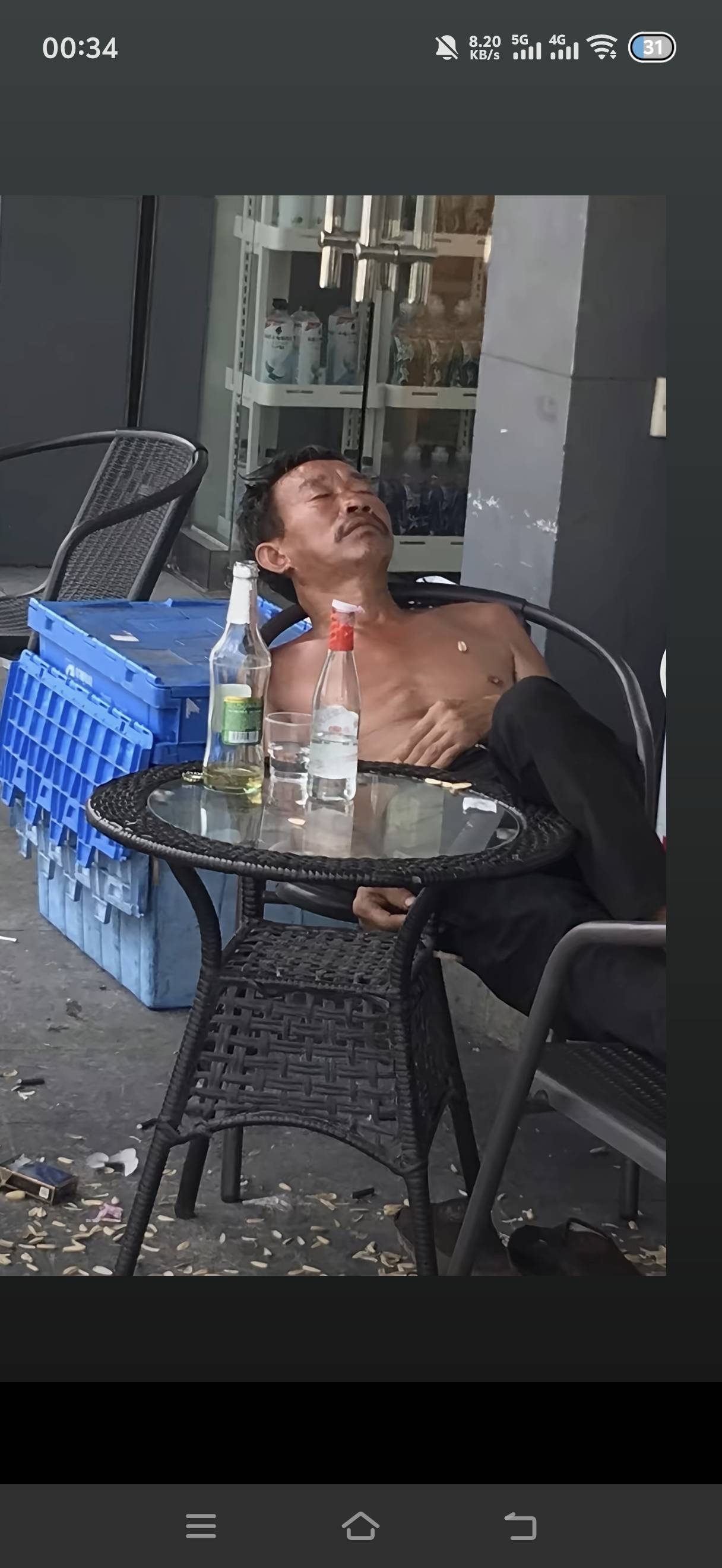 这是那个老哥，在美宜佳睡着了嘴里还喊着小沫

47 / 作者:挂比了救我鸭 / 