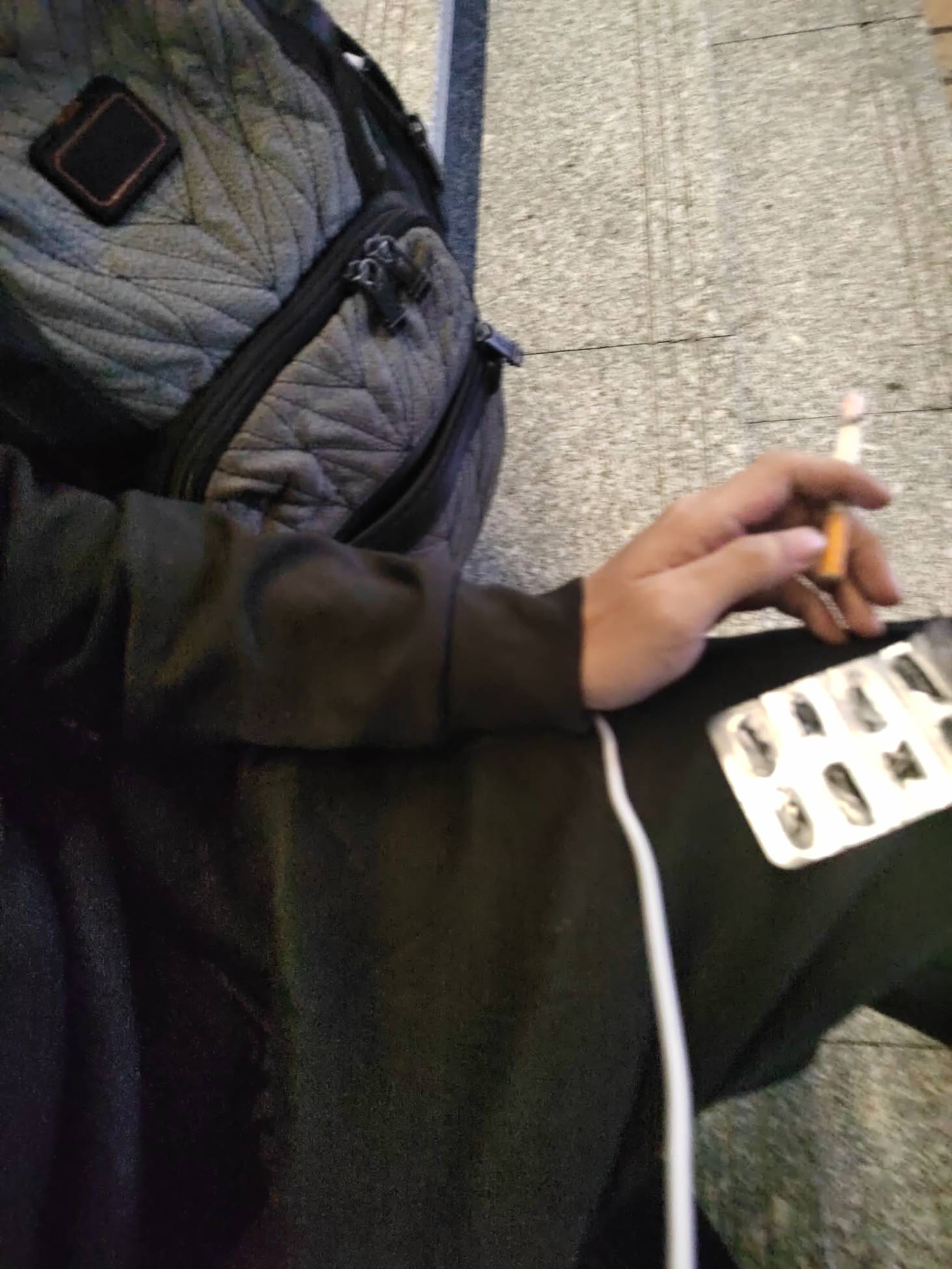 感觉脑袋发热，但是身上一点风一吹就浑身发抖。把长袖长裤都穿上了。布洛芬也吃完了，15 / 作者:林伯不卖菠萝鱼 / 