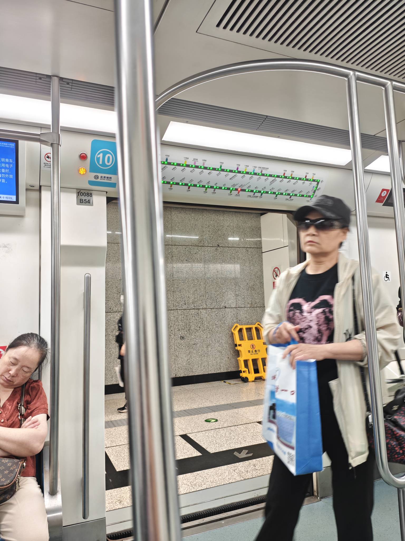我已经坐地铁去上班了，老哥们还在睡大觉吧

34 / 作者:起个啥笔名 / 