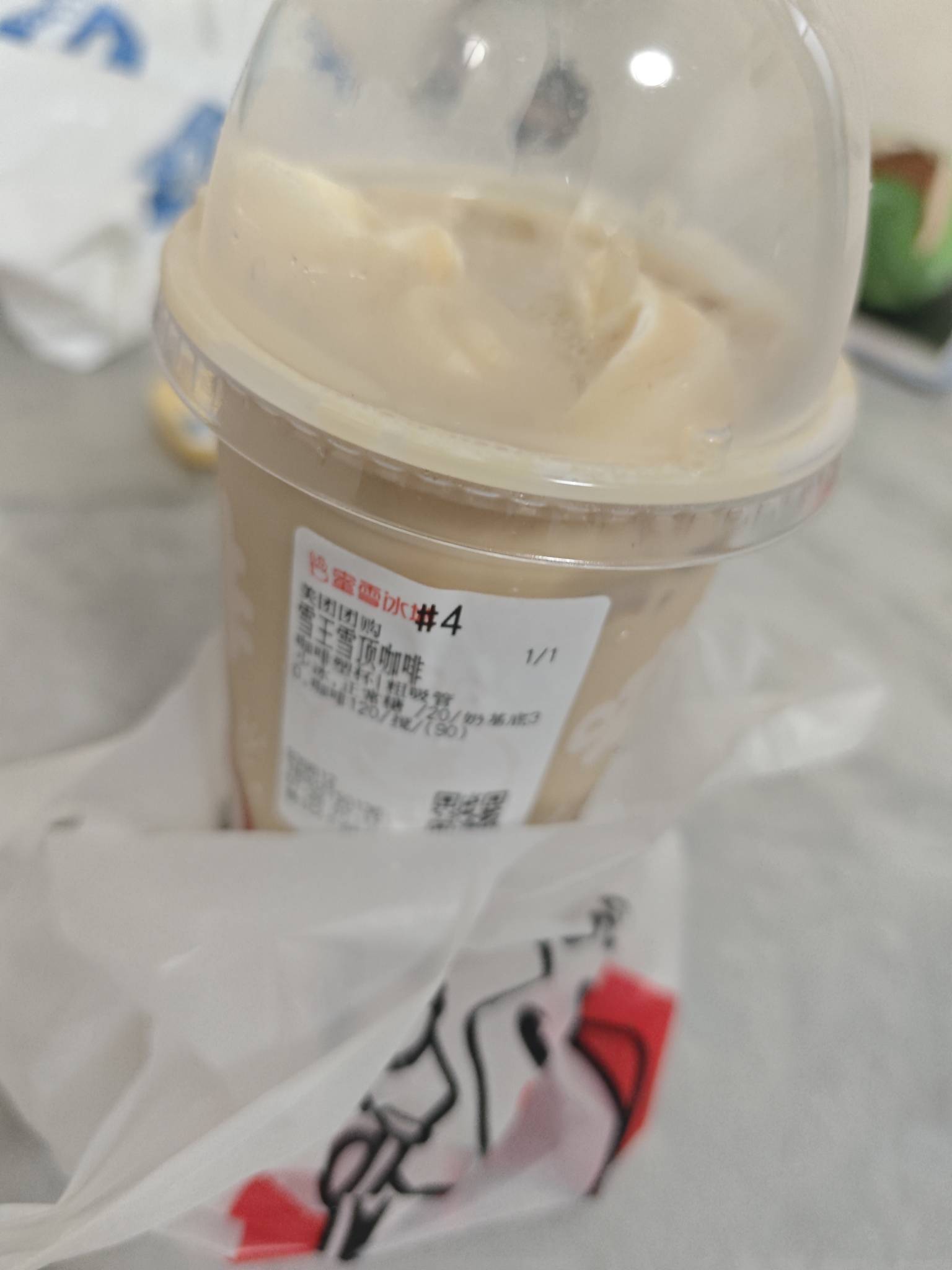 没想到啊楼下蜜雪开门这么早，美滋滋雪顶咖啡真好喝

14 / 作者:暖风归去 / 