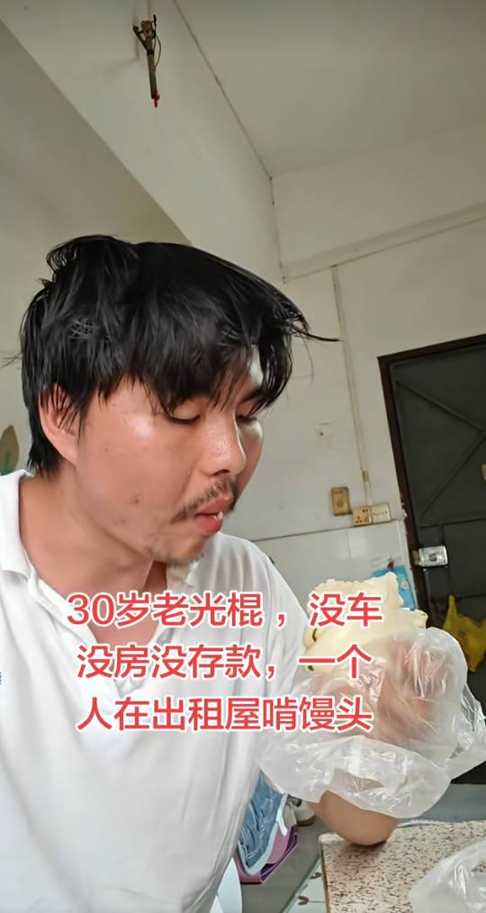 挂壁老哥，我只知道他大概位置是个小镇，去他老家打听是不是很容易找到，农村的，是过49 / 作者:霞边大神 / 