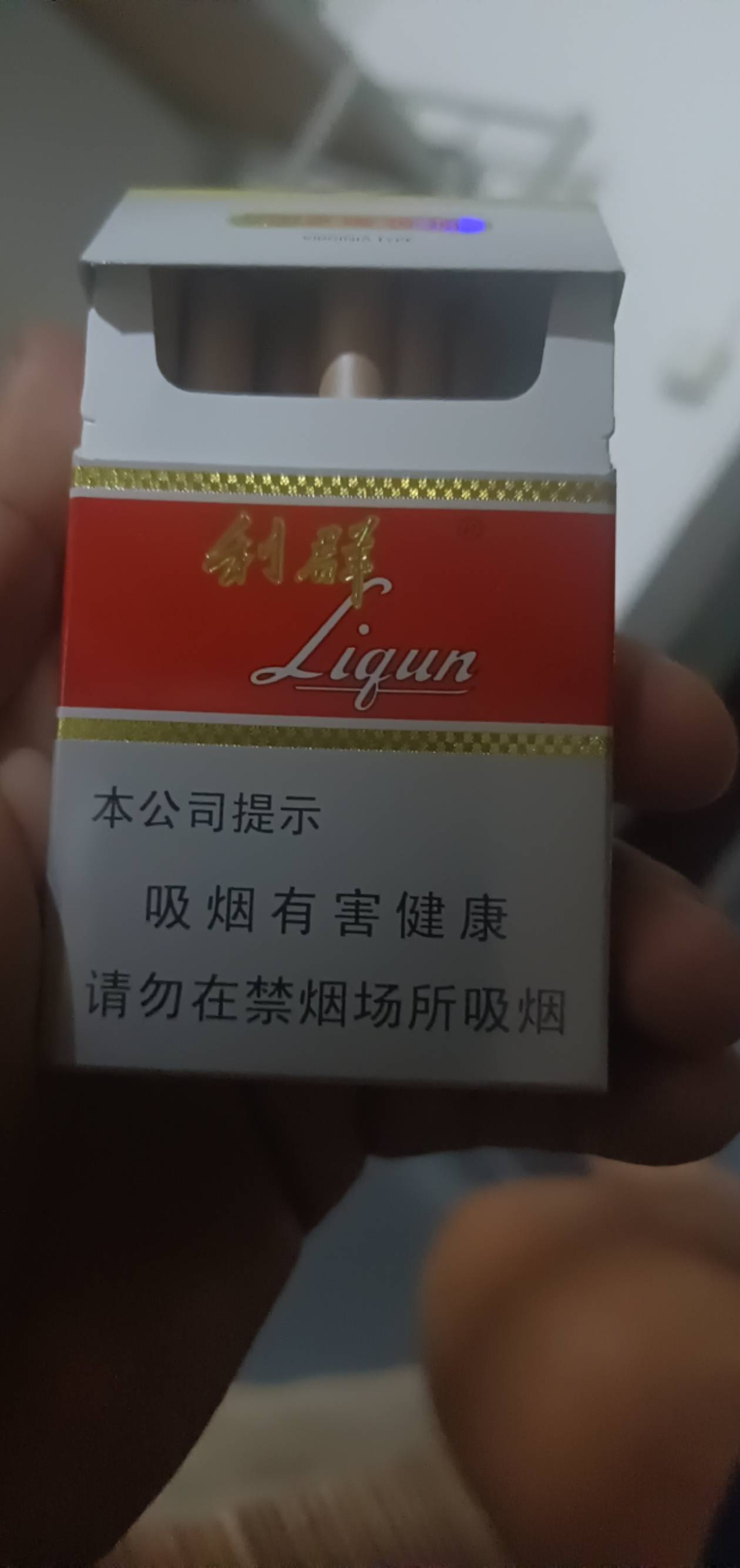 老哥们，玩互联网抖音，现在可以搞吗？目前债务6.5个，有一份打螺丝挂壁工作，一个月557 / 作者:湖南大哥。 / 