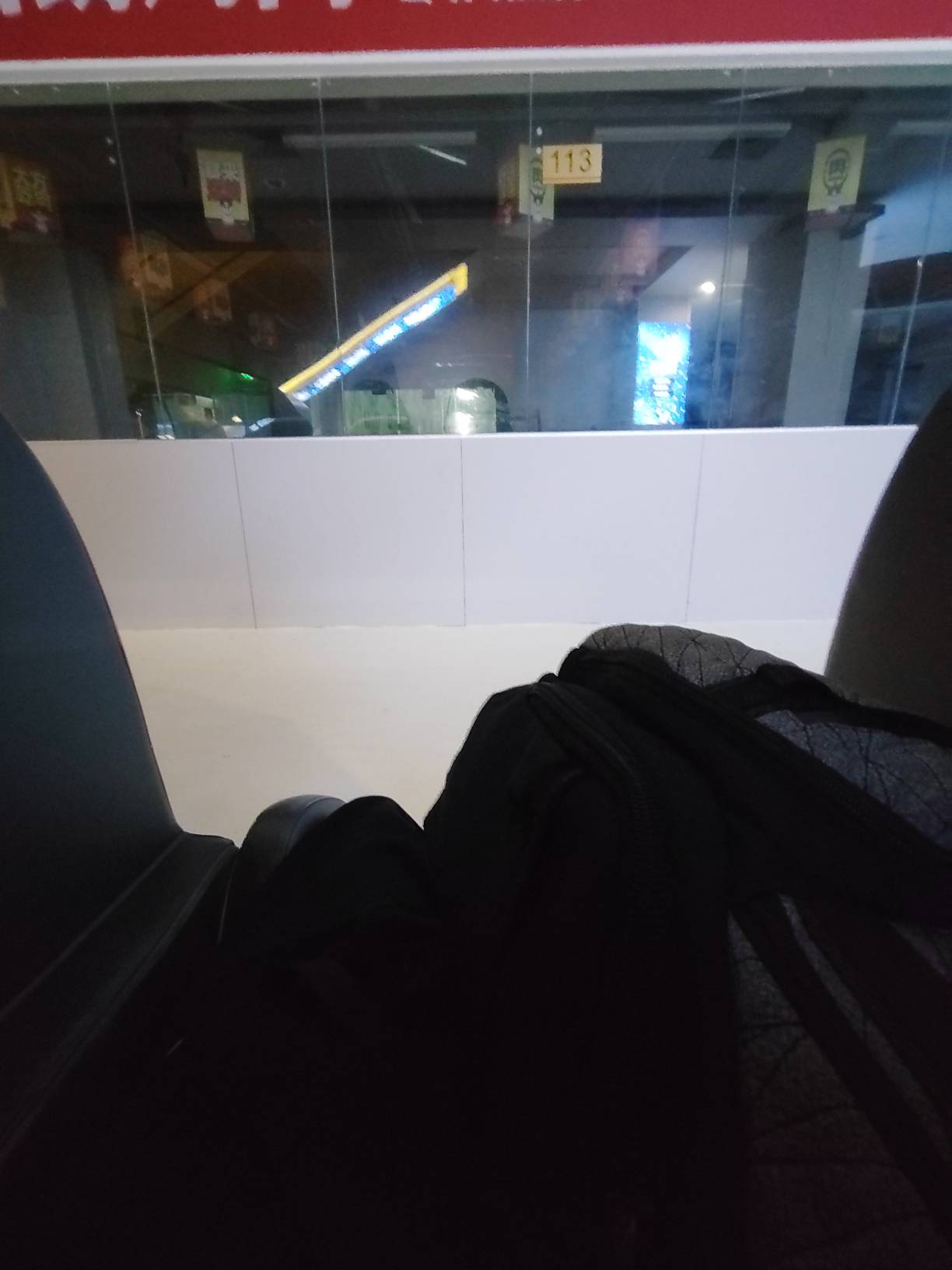 完美的睡觉位，这个商城晚上一楼不关门。然后这个按摩椅晚上是断电的。 不会哇哇鬼叫60 / 作者:林伯不卖菠萝鱼 / 