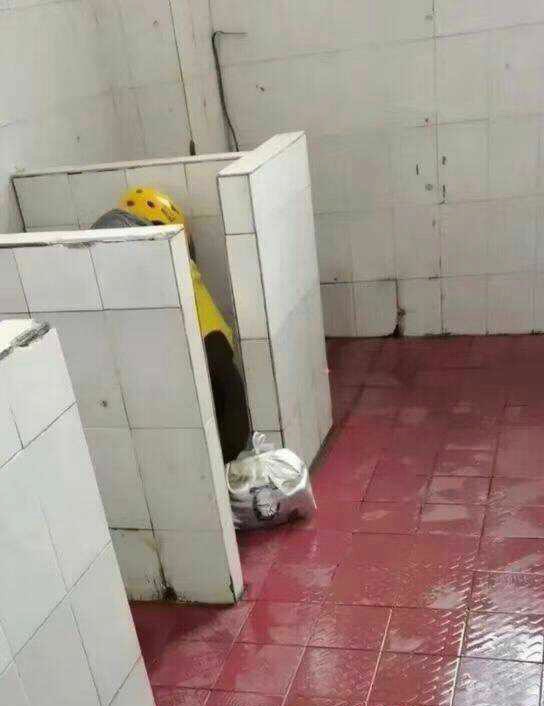 老哥们起床吃早饭了

98 / 作者:喀弄冠立事F武 / 