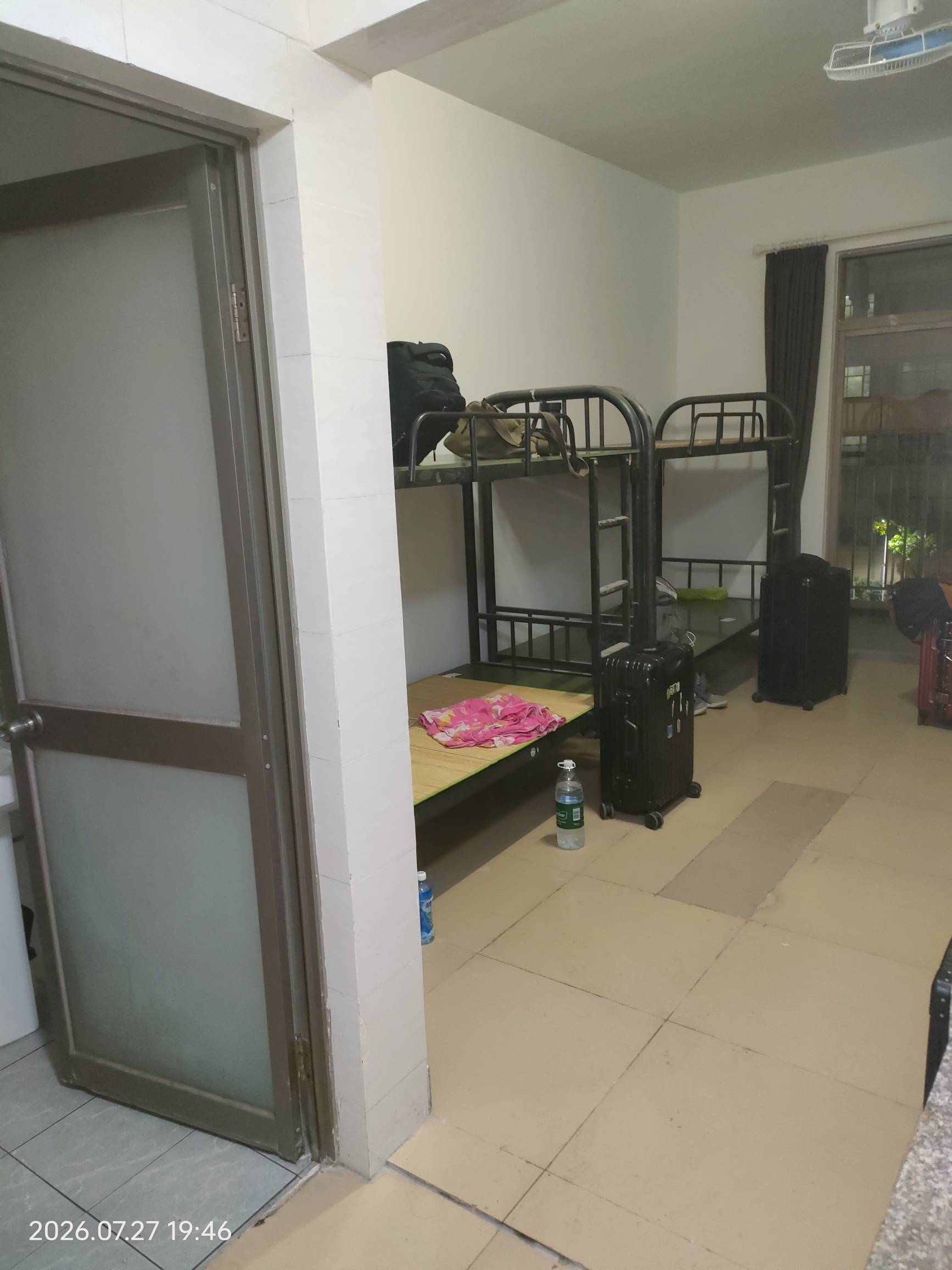挂壁4人间宿舍住上了，还搞个什么房卡，若丢失补办要50毛

52 / 作者:雅俗共赏2021 / 