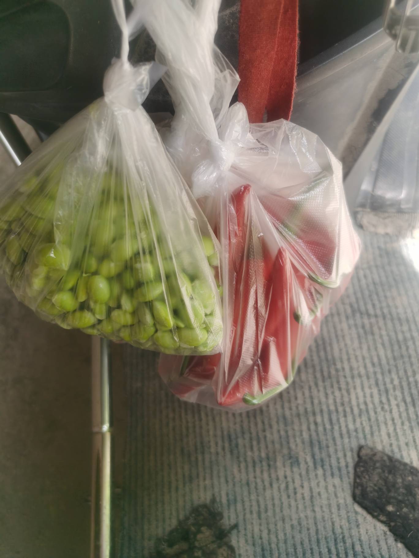 太贵了，5块的毛豆9块的辣椒，没余钱买肉了，大的菜市场价格贵了百分之25左右。

6 / 作者:没监控不管 / 