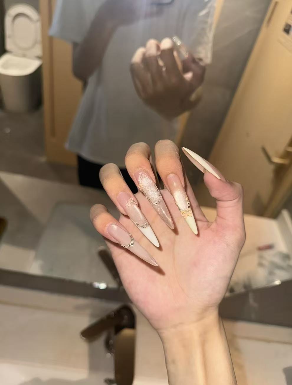 喜欢我赵云鹏的美甲吗？

69 / 作者:卡农祁厅长 / 
