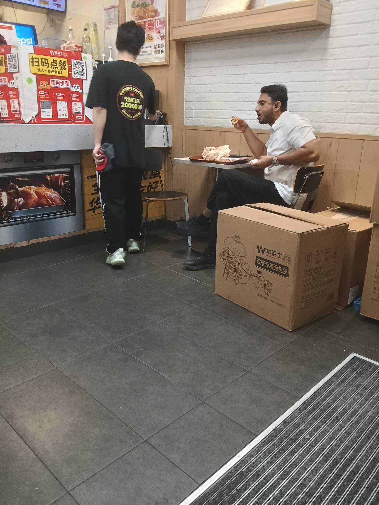 老哥们刚刚洲际的20券，我已经等在店门口了，还有个啊三在吃




22 / 作者:一条小麻蛇啊 / 