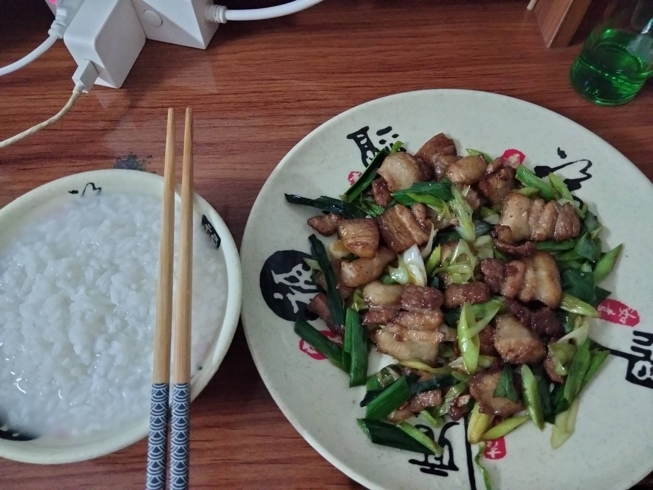 干饭了老哥们，美团点几次都不免单吃不起了，花几块钱买点五花肉和蒜苗一起炒，撘配稀75 / 作者:君子之交淡如水 / 
