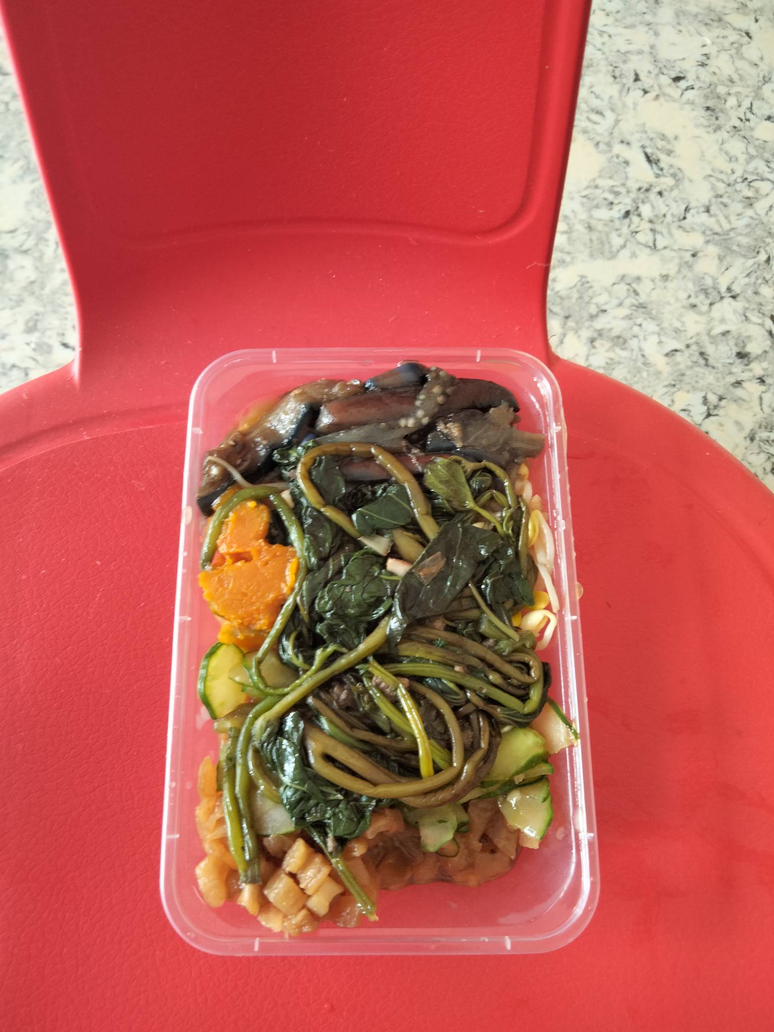 老哥们吃饭了，点了一家五元粥店，虽然都是素菜但是才五块钱，也挺好吃的

84 / 作者:机会哈哈 / 