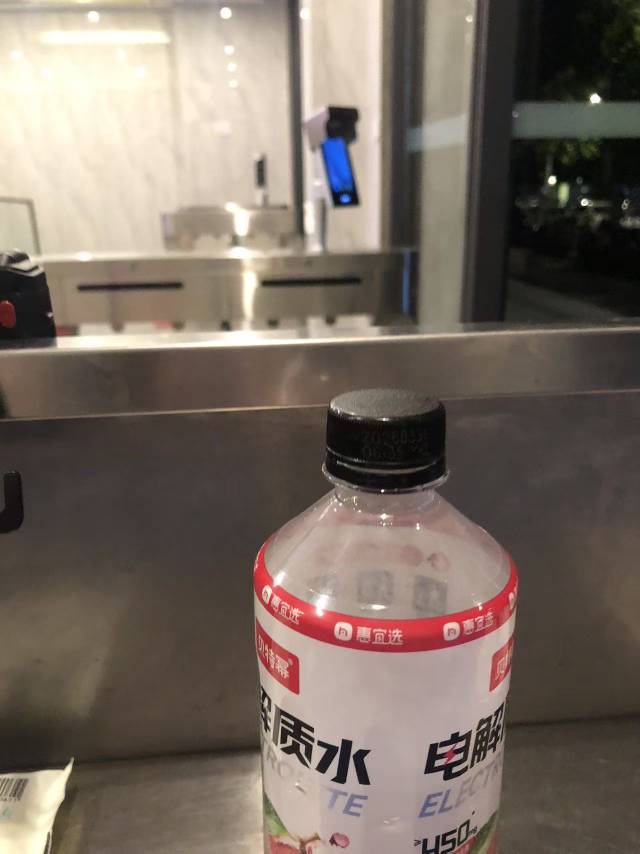 倒下了，挂壁保安熬的难受，六七年没打过工了

82 / 作者:宋元 / 
