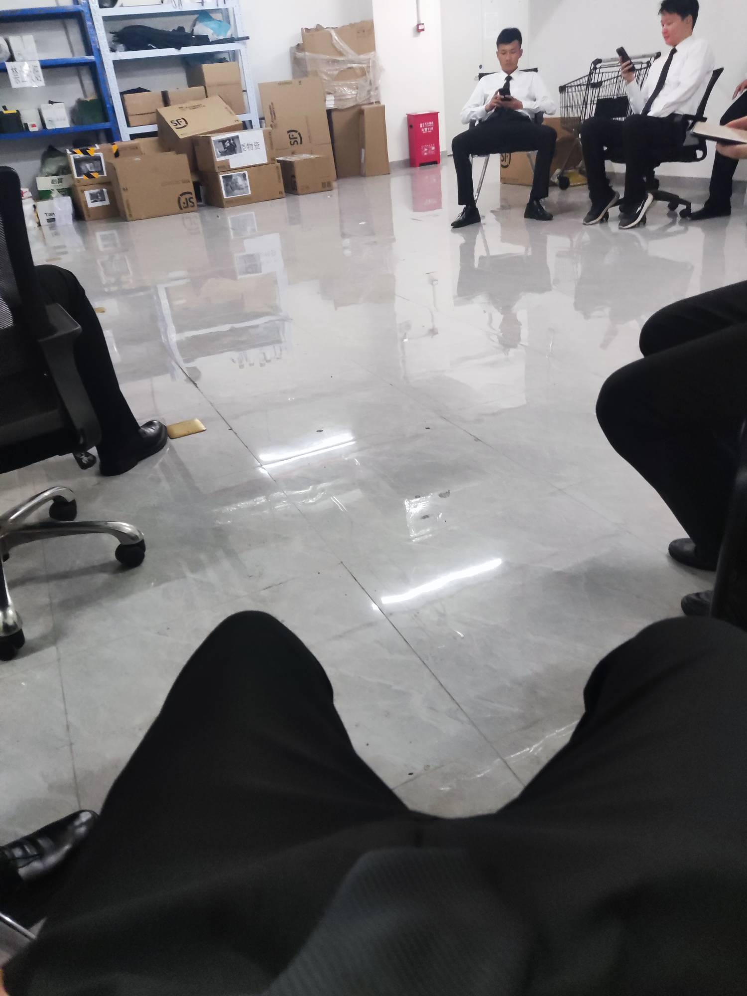 昨天在苏州万象天地形象岗面试上了，站一小时休息一小时考虑要不要干。现在是老板穿拖56 / 作者:麻将糊了333 / 