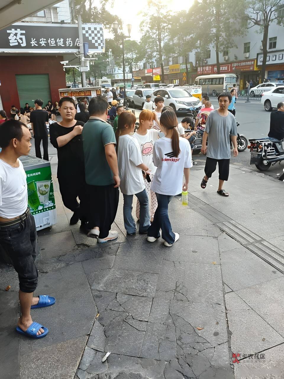 老哥们骑车一定要注意安全，刚经历过九死一生，在一个路口刚开始也看了是直行灯，然后15 / 作者:39岁挂壁老大哥 / 